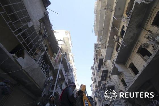 본문 이미지 - 시리아 내전에서 정부군의 공습으로 파괴된 알레포 인근의 알샤르 지역 거주지. ⓒ 로이터=뉴스1