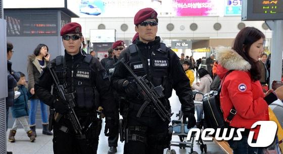 본문 이미지 - 대전경찰청이 9~18일 10일간 설 명절 치안 수요 증가에 대비한 종합치안대책을 추진한다고 8일 밝혔다. 대전역에서 대전지방경찰청 경찰특공대원들과 폭발물 탐지견이 역사 시설물에 대한 순찰 활동을 펼치고 있다.  ⓒ 뉴스1