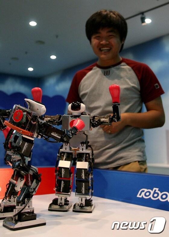 본문 이미지 - 춘천로봇박물관에서 한 남성이 리모콘을 통해 로봇을 움직이고 있다. (뉴스1 DB) 2016.2.06/뉴스1 ⓒ News1 엄용주