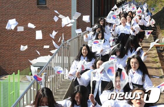 본문 이미지 - 제97주년 3·1절을 맞은 1일 오후 광주 남구 수피아여자고등학교 광주3·1만세운동기념비 앞에서 수피아여고 학생들이 태극기를 흔들며 광주독립만세운동을 재현하고 있다. 2016.3.1/뉴스1 ⓒ News1 황희규 기자