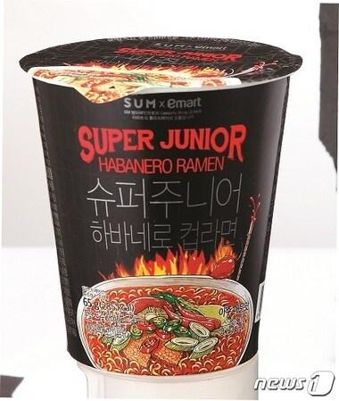 본문 이미지 - 이마트가 SM엔터테인먼트와 손잡고 출시한 슈퍼주니어 하바네로 컵라면 ⓒ News1
