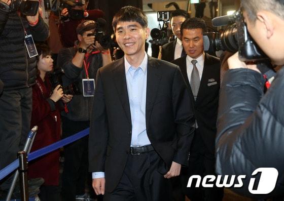 본문 이미지 - 이세돌 9단이 10일 일 오후 구글 인공지능(AI) 바둑프로그램 알파고와 2차전을 갖기 위해 서울 종로구 포시즌스 호텔 대국장에 들어서고 있다. 2016.3.10/뉴스1 ⓒ News1 임세영 기자