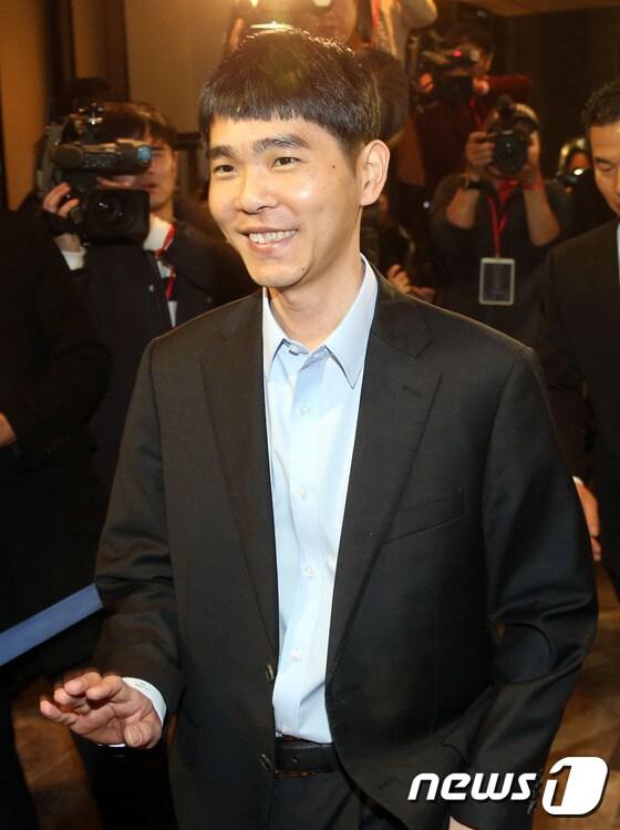 본문 이미지 - 이세돌 9단이 10일 일 오후 구글 인공지능(AI) 바둑프로그램 알파고와 2차전을 갖기 위해 서울 종로구 포시즌스 호텔 대국장에 들어서고 있다. 2016.3.10/뉴스1 ⓒ News1 임세영 기자