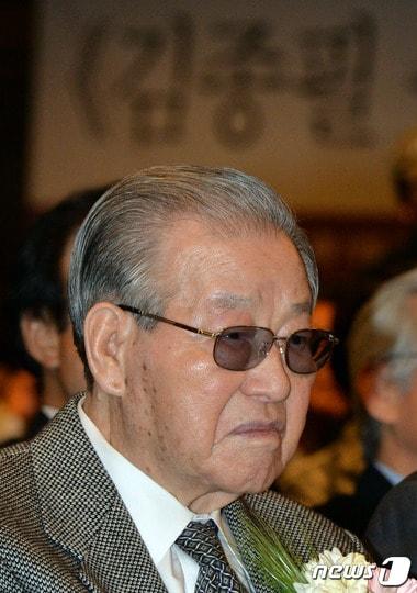 본문 이미지 - 김종필 전 국무총리가 10일 서울 세종문화회관 세종홀에서 열린 '김종필 증언록' 출판 기념회에서 축사를 들으며 생각에 잠겨 있다. 2016.3.10/뉴스1 ⓒ News1 김명섭 기자