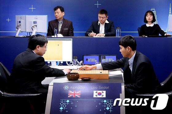 본문 이미지 - 10일 서울 종로구 포시즌스 호텔에서 열린 프로바둑기사 이세돌 9단과 구글 인공지능(AI) 바둑프로그램 알파고의 '구글 딥마인드 챌린지 매치' 제2국에서 이세돌 9단(오른쪽)이 대국에 임하고 있다. (구글 제공) 2016.3.10/뉴스1 ⓒ News1 조현아 인턴기자