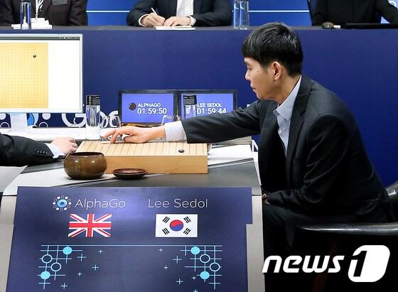 본문 이미지 - 10일 서울 종로구 포시즌스 호텔에서 열린 프로바둑기사 이세돌 9단과 구글 인공지능(AI) 바둑프로그램 알파고의 '구글 딥마인드 챌린지 매치' 제2국에서 이세돌 9단이 대국에 임하고 있다. (구글 제공) 2016.3.10/뉴스1 ⓒ News1 조현아 인턴기자