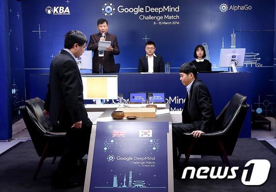 본문 이미지 - 2016년 이세돌 9단과 인공지능(AI) 알파고의 대국 모습.   ⓒ 뉴스1 DB
