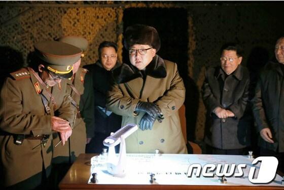 본문 이미지 - 김정은 노동당 제1비서가 탄도미사일 발사훈련을 참관했다고 노동신문이 11일 보도했다. 이날 김정은은 "노골적인 핵전쟁도발을 걸어온 이상 이에 따른 우리의 자위적 대응조치도 보다 선제적이고 보다 공격적인 방식으로 되어야 한다"고 이야기 했다고 밝혔다. (노동신문) 2016.3.11/뉴스1 ⓒ News1 조현아 인턴기자