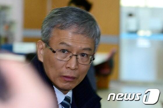 본문 이미지 - 강영원 전 한국석유공사 사장이 11일 오후 서초동 서울고등법원에서 열린 특정경제범죄 가중처벌법상 배임 항소심 1회 공판 출석을 위해 법정으로 향하고 있다. 2016.3.11/뉴스1 ⓒ News1 박정호 기자