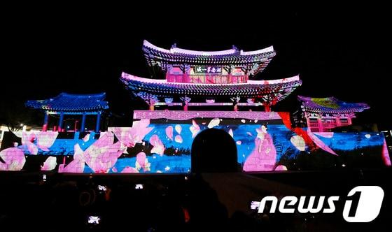 본문 이미지 - 보물 제308호로 지정된 전북 전주시 풍남문에서 펼쳐지는 미디어파사드 공연 '풍남문 빛의 옷을 입다'/뉴스1 DB