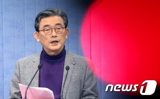 본문 이미지 - 이한구 새누리당 공천관리위원장이 11일 오후 서울 여의도 당사에서 3차 공천심사 결과를 발표하고 있다. 2016.3.11/뉴스1 ⓒ News1 박지혜 기자