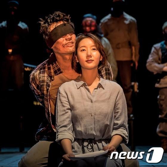 본문 이미지 - 연극 '모든 군인은 불쌍하다' (사진제공 서울문화재단 남산예술센터) 