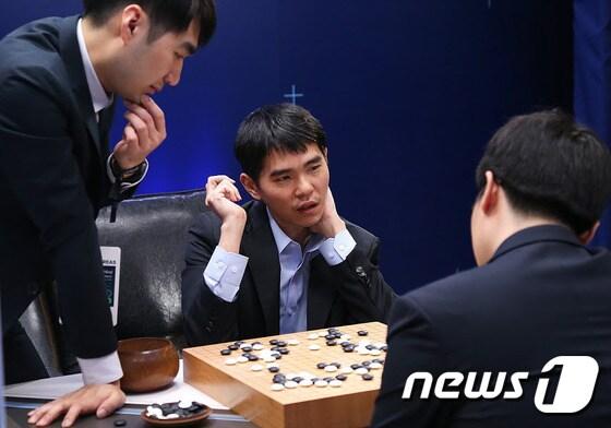 본문 이미지 - 이세돌 9단이 2016년 구글 딥마인드 챌린지 매치 제4국에서 인공지능 바둑프로그램 알파고를 누르고 첫 승리를 거두고 복기를 하는 모습(뉴스1DB)뉴스1