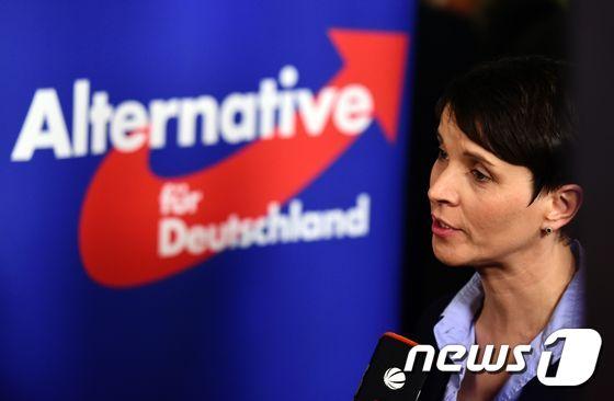 본문 이미지 - 프라우케 페트리 독일 반이민 극우 '독일을 위한 대안'(AfD)당 대표. ⓒ AFP=뉴스1