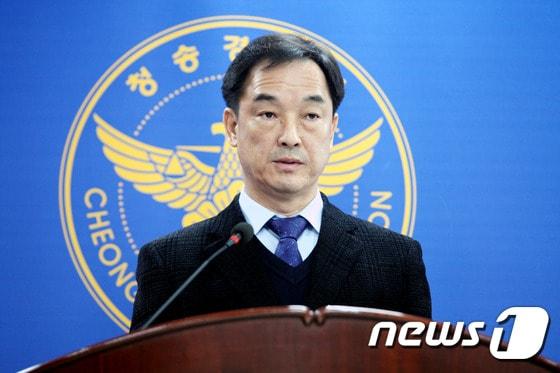 본문 이미지 - 최병태 경북 청송경찰서 수사과장이 14일 오전 청송경찰서에서 '청송 농약소주사건'과 관련 수사진행 상황을 설명하고 있다.2016.3.14/뉴스1 ⓒ News1