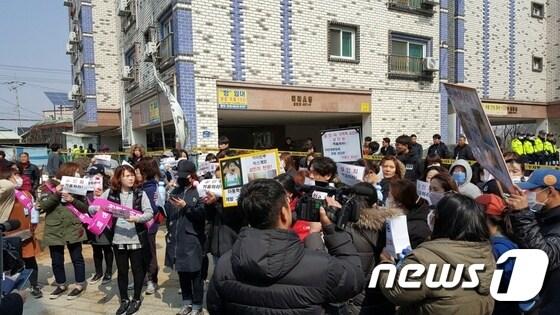 본문 이미지 - 평택시 안중·포승지역 학부모로 구성된 '평택안포맘'의 류정화 대표와 회원 50여명은 14일 오후 '평택 포승읍 원정리에서 진행된 원영이 사건' 현장검증에 앞서 친부와 계모에 대해 살인죄 적용을 강력히 촉구했다. ⓒ News1 권혁민 기자