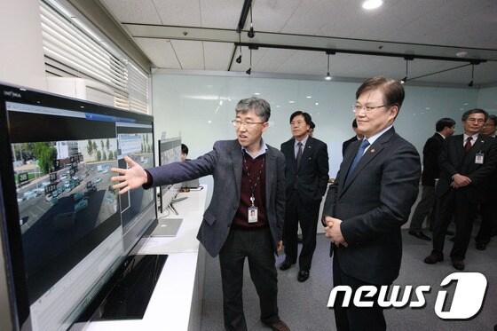 본문 이미지 - 최양희 미래창조과학부 장관이 14일 오후 대전광역시 유성구 한국전자통신연구원을 방문해 제7연구동 세바소룸에서 박 경 한국전자통신연구원 부장으로부터 시각지능소프트웨어기술에 대한 설명을 듣고 있다. (미래부 제공) 2016.3.14/뉴스1 ⓒ News1 조현아 인턴기자