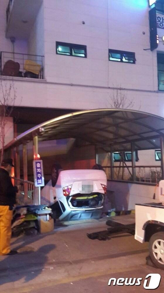 본문 이미지 - 14일 오후 7시 45분께 전북 전주시 효자동 신시가지 한 모텔 옆 주차장에서 차량 1대가 전복되는 사고가 발생했다.2016.3.14/뉴스1 ⓒ News1 박아론 기자