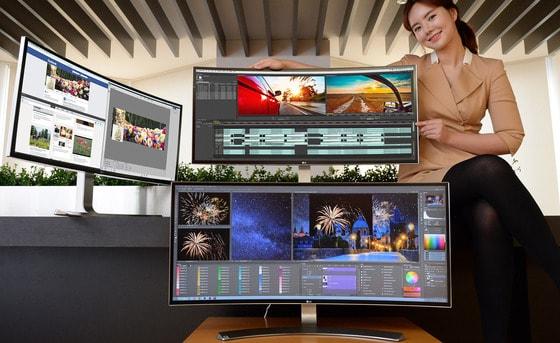 본문 이미지 - LG전자가 21:9 울트라와이드 모니터 시장에서 2013년부터 지난해까지 3년 연속으로 세계 1위를 차지했다고 15일 밝혔다. LG전자 모델이 15일 여의도 LG트윈타워에서 21:9모니터(모델명: 34UC98)를 소개하고 있다.ⓒ News1