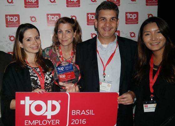 본문 이미지 - 8일(현지시간) 브라질 상파울루에서 열린 '2016 중남미 최고 고용 기업' 시상식에서 삼성전자 브라질 법인 인사 담당자들이 상패를 들고 기념촬영을 하고 있다.ⓒ News1