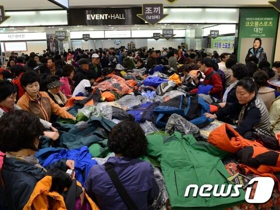 본문 이미지 - 3월 A백화점에서 진행한 아웃도어  행사장 전경. 사진 속 업체와 인물은 기사 내용과 무관함. 2016.3.15 ⓒ News1