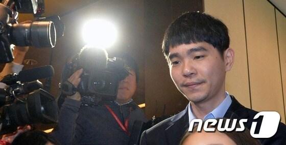 본문 이미지 - 이세돌 9단이 15일 서울 종로구 포시즌스 호텔에서 열린 '구글 딥마인드 챌린지 매치' 인공지능 (AI) 프로그램 알파고(AlphaGo)와의 마지막대국에 참석하고 있다. 2016.3.15/뉴스1 ⓒ News1 송원영 기자