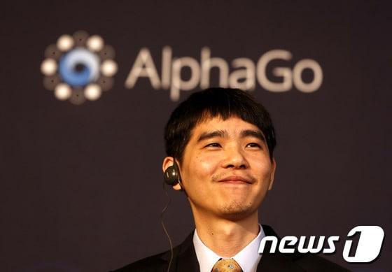 본문 이미지 - 인공지능(AI) 알파고가 바둑계 은퇴를 선언했다. 이로써 이세돌 9단은 유일하게 알파고에 승리한 기사가 됐다. ⓒ News1 