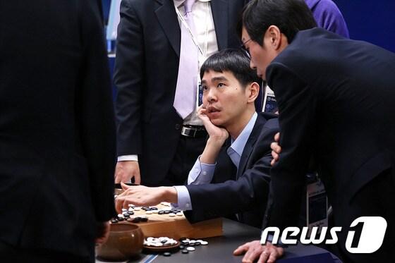 본문 이미지 - 이세돌 9단이 지난해 3월 서울 종로구 포시즌스호텔에서 열린 구글 딥마인드 챌린지 매치 제5국에서 인공지능 바둑프로그램 알파고에게 패배 후 복기를 하고 있다. (구글 제공) 2016.3.16/뉴스1