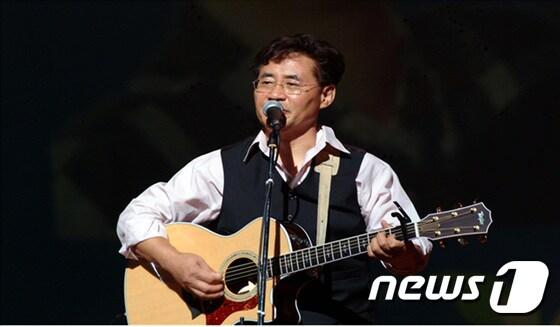 본문 이미지 - 윤동주 시인의 육촌 동생인 가수 윤형주씨가 19일 전남 광양시 홍보대사로 위촉된다.(광양시 제공)2016.3.16/뉴스1 ⓒ News1 서순규  기자