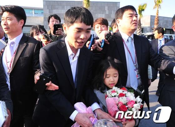 본문 이미지 - 인공지능 알파고와 세기의 바둑 대국을 벌인 이세돌 9단이 16일 제주도에서 휴가를 보내기위해 가족과 함께 제주국제공항에 도착하고 있다.2016.3.16/뉴스1 ⓒ News1 이석형 기자