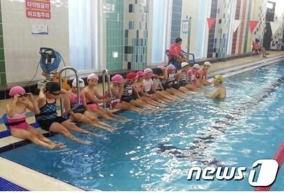 본문 이미지 - 방과 후 활동으로 수영 수업을 받고 있는 학생들. (뉴스1DB) ⓒ News1