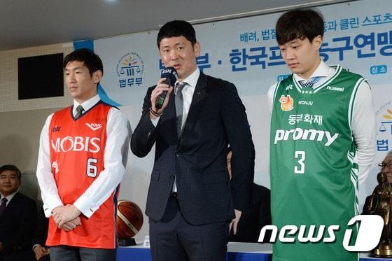 본문 이미지 -   법무부와 한국프로농구연맹 업무협약 체결식'에서 홍보대사로 위촉된 KCC 추승균 감독(가운데)과 모비스 양동근(왼쪽), 동부 허웅 선수가 포즈를 취하고 있다. /뉴스1 ⓒ News1 이광호 기자