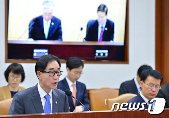 본문 이미지 - 이준식 사회부총리 겸 교육부장관이 18일 오전 서울 세종로 정부서울청사에서 열린 사회관계장관회의에서 모두발언을 하고 있다.  2016.3.18/뉴스1 ⓒ News1 신웅수 기자