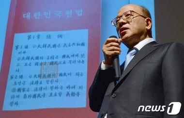 본문 이미지 - 박한철 헌법재판소장이 18일 오전 서울 중구 태평로 한국프레스센터에서 열린 '박한철 헌법재판소장 초청 한국신문방송편집인협회 토론회'에서 기조발언을 하고 있다. 2016.3.18/뉴스1 ⓒ News1 박정호 기자