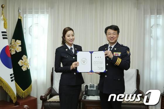 본문 이미지 - 이귀주 기상캐스터(왼쪽), 장향진 충남지방경찰청장ⓒ News1