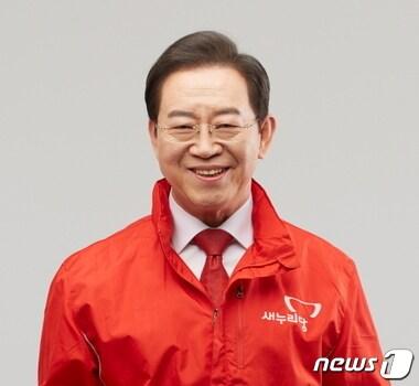 본문 이미지 - 국회 새누리당 이종배의원이 2일 충주시선거관리위원회에 20대 총선 예비후보 등록을 했다.ⓒNews1