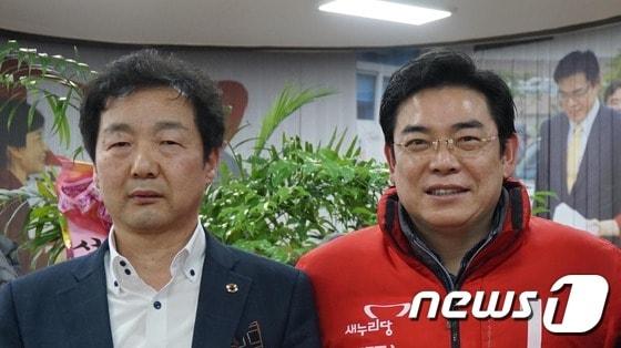 본문 이미지 - 김동렬 박근혜 대통령 서포터즈 중앙회장(왼쪽)이 2일 홍지만 새누리당 대구 달서갑 예비후보를 찾아 지지를 약속했다./ⓒ News1 김대벽 기자