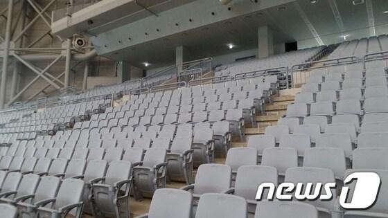 본문 이미지 - 다닥다닥 붙어있어  이동에 불편이 컸던 고척스카이돔구장의 관중석이 보수 공사를 통해 바뀌었다. / 뉴스1 ⓒ News1