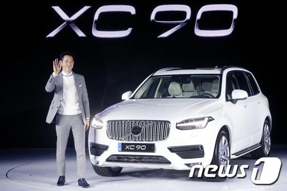 본문 이미지 - 배우 이정재가 2일 오전 서울 동대문디자인플라자에서 볼보의 플래그십 SUV(다목적스포츠차량) '올 뉴(The All-New) XC90'을 소개하고 있다. 2016.3.2/뉴스1