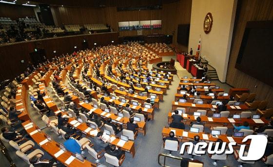 본문 이미지 - 2일 오후 서울 여의도 국회에서 정의화 국회의장이 의사봉을 두드리며 필리버스터로 중단됐던 본회의 속개선언을 하고 있다. 2016.3.2/뉴스1 ⓒ News1 박지혜 기자