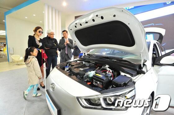 본문 이미지 - 제3회 국제전기자동차엑스포  현대자동차 부스에서 관람객들이 아니오닉 전기자동차를 구경하고 있다.2016.3.20/뉴스1 ⓒ News1 이석형 기자