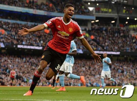 본문 이미지 - 맨체스터 유나이티드의 공격수 마커스 래쉬포드가 21일(한국시간) 영국 맨체스터의 에티하드 스타디움에서 열린 맨체스터 시티와의 2015-16 잉글랜드 프리미어리그 31라운드에서 득점 후 기뻐하고 있다. ⓒ AFP=News1