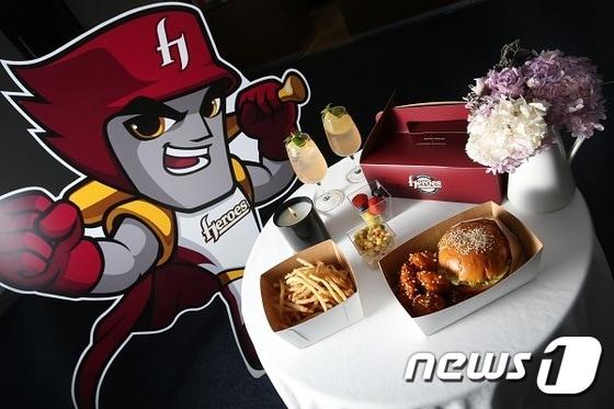본문 이미지 - 넥센 히어로즈가 2016시즌 고척스카이돔을 찾는 팬들의 관람편의를 위해 다양한 서비스 제공 및 환경 개선에 나선다. 사진은 다이아몬드석 이용시 제공되는 식음서비스. (넥센 히어로즈 제공). ⓒ News1
