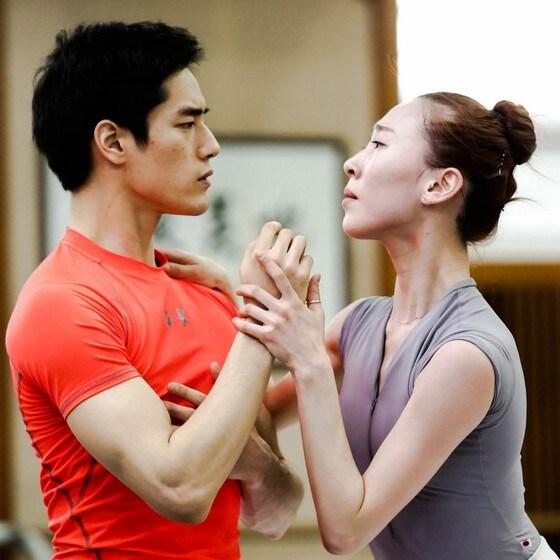 본문 이미지 - 발레 '백조의 호수' 연습하는 강민우(왼쪽)와 홍향기 (사진제공 유니버설발레단) 