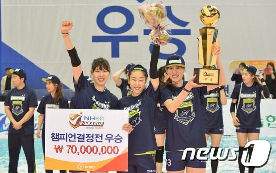 본문 이미지 - 21일 오후 경기도 수원시 장안구 수원실내체육관에서 열린 NH농협 2015-2016 프로배구 V리그 여자부 챔피언결정전 3차전 현대건설과 IBK기업은행의 경기에서 우승 트로피를 받은 양효진(왼쪽부터), 한유미, 김세영이 포즈를 취하고 있다. 2016.3.21/뉴스1 ⓒ News1 이재명 기자
