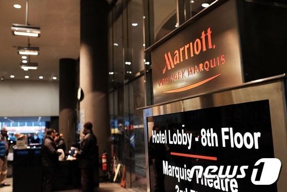 본문 이미지 - 뉴욕 맨하탄의 메리어트 호텔 로비ⓒ AFP=뉴스1