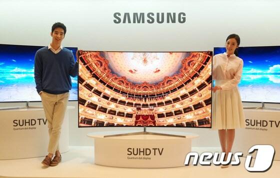 본문 이미지 - 삼성전자 모델들이 22일 서초동 삼성전자 다목적홀에서 2세대 퀀텀닷 기술을 채용한 SUHD TV 신제품을 소개하고 있다. (삼성전자 제공)ⓒ News1