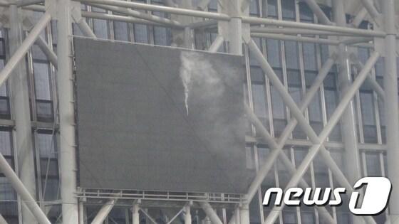 본문 이미지 - 고척스카이돔에 위치한 보조스크린에 공을 맞고 연기가 피어오르는 작은 해프닝이 발생했다.  (넥센 히어로즈 제공). ⓒ News1