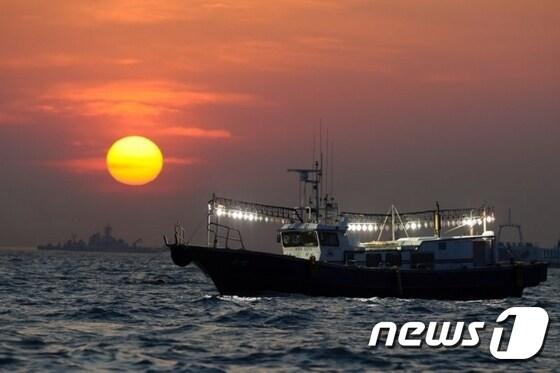 본문 이미지 - 남중국해에서 조업 중인 어선(자료사진).ⓒ AFP=뉴스1