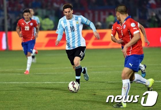 본문 이미지 - 지난해 코파 아메리카 결승전에서 격돌했던 아르헨티나와 칠레가 25일 오전 8시30분(한국시간) 칠레 산티아고에서 격돌한다. ⓒ AFP=News1